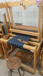 繊維デザイン科の実習発表、松阪木綿の織機