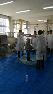 化学科の実習発表、シャボン玉に入る子供