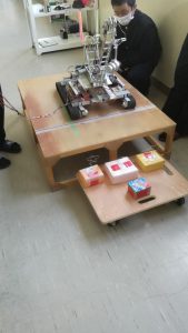機械科実習発表、ロボット部のクレーンロボット