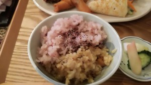 雑穀米とひよこ豆の炊き込みご飯の2種盛り