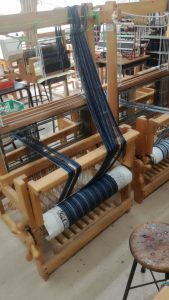 繊維デザイン科の実習発表、松阪木綿の織機